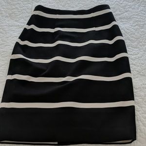 Banana Republic NAVY BLUE AND WHITE PENCIL SKIRT